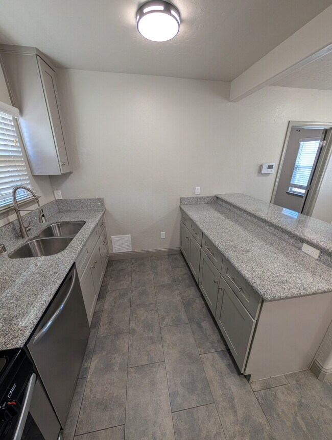 Building Photo - 935 E Divisadero St