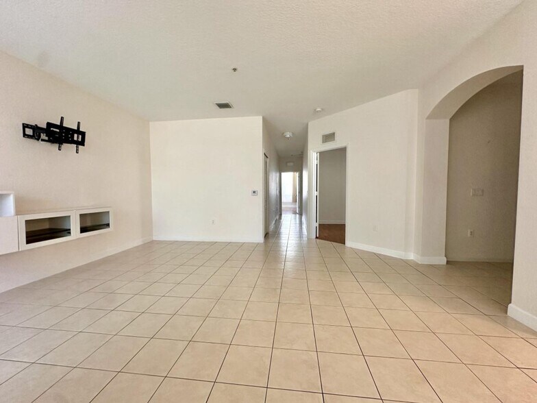 Building Photo - 1002 Shoma Dr