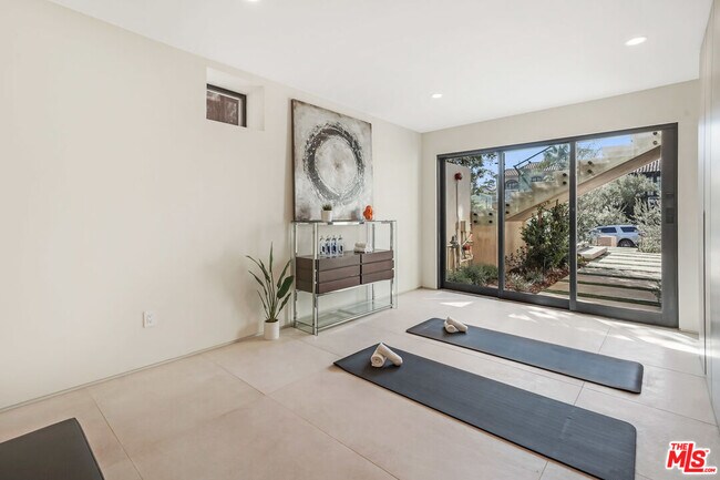 Building Photo - 318 S Medio Dr