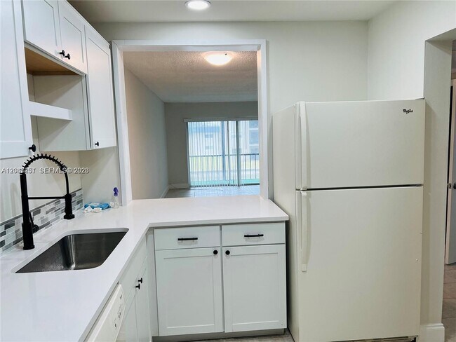 Building Photo - 8025 S Colony Cir