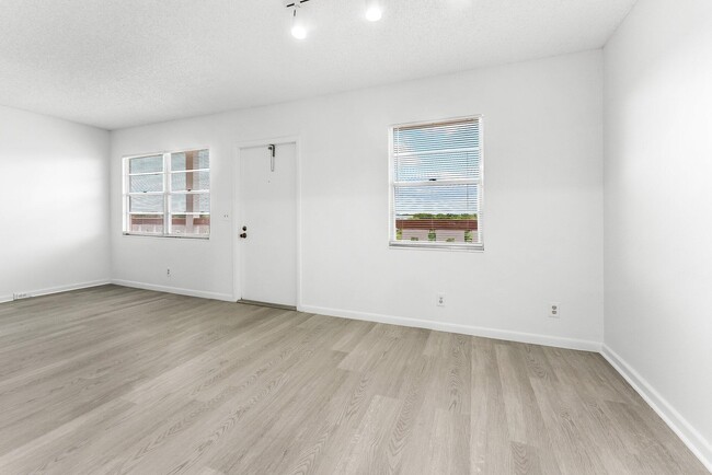 Building Photo - 4006 Cornwall Dr