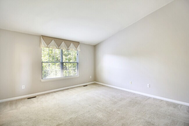 Building Photo - FENCED IN YARD!!!  Beautiful 4/3 UPDATED SF Home in Gaithersburg