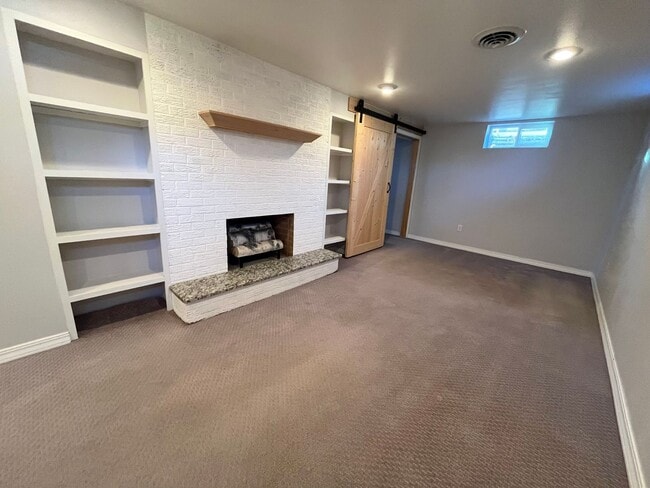 Building Photo - Spacious 2 Bed/2 Bath with Fenced in Yard!