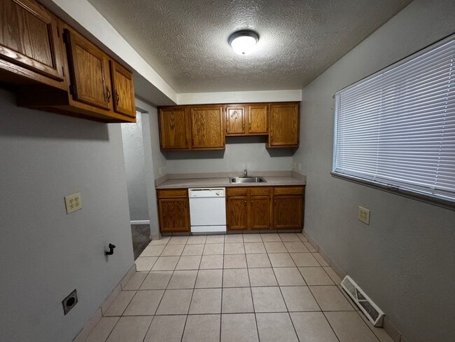 Building Photo - Charming 2-Bedroom Property in Prime Location