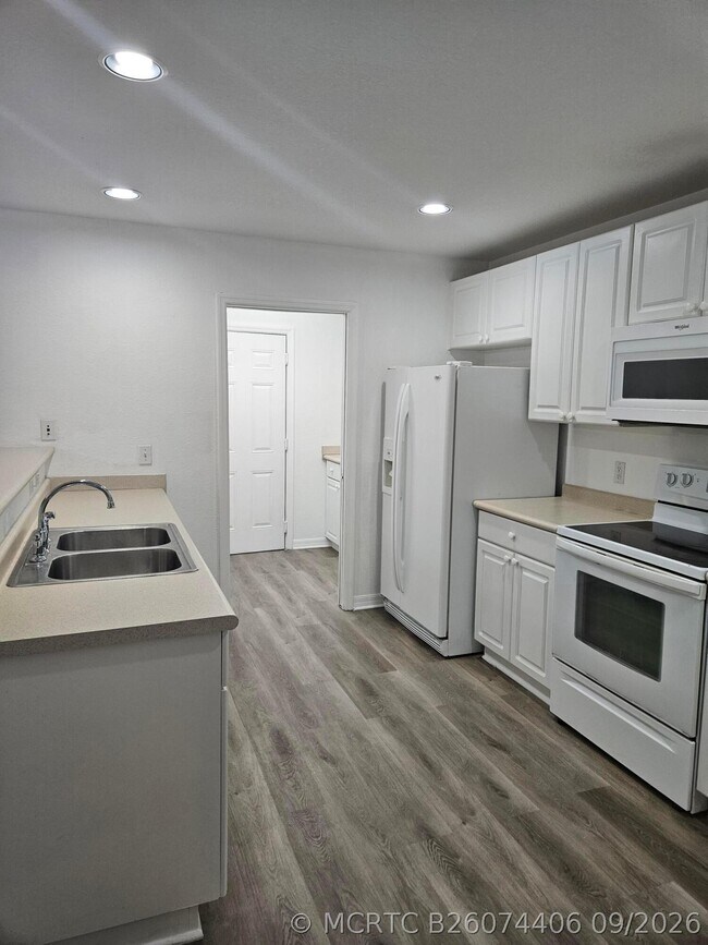 Building Photo - 1825 Sandhill Crane Dr