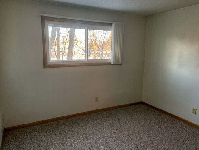 Building Photo - $995 | 1 Bedroom, 1 Bathroom House | Cat F...