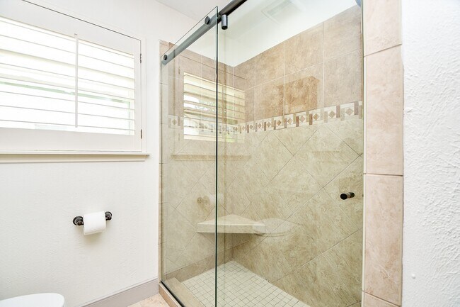 Building Photo - 922 Chantilly Ln