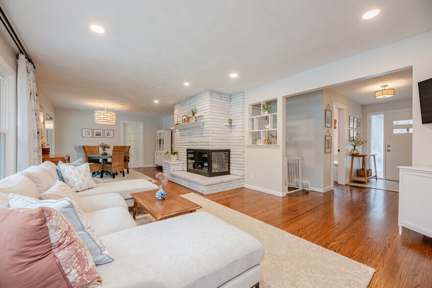 Building Photo - 245 Birch Ln