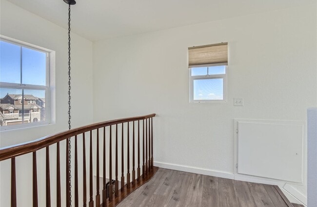 Building Photo - Huge room in a large shared home, private ...