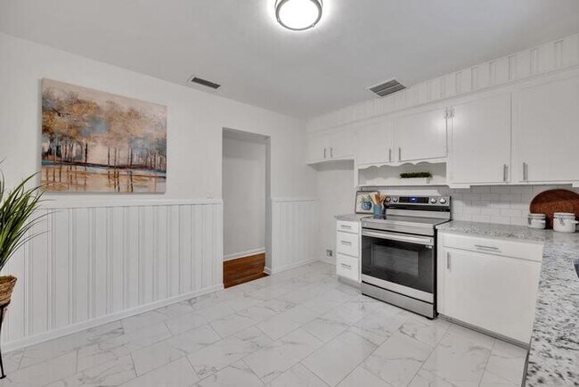 Building Photo - Renovation, MUST SEE!