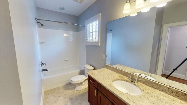 Building Photo - 2213 Roslyn Ave