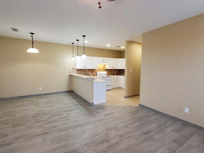 Building Photo - 527 12th St