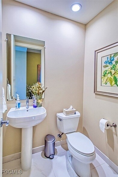 Building Photo - 3000 Oasis Grand Blvd