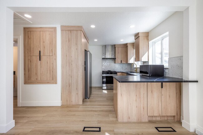 Building Photo - Beautifully Updated 3-Bedroom Home with Modern Upgrades & Spacious Backyard