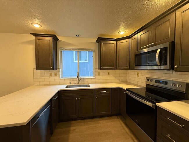 Building Photo - Stunning 3 Bed, 2 Bath Home near Riverside...