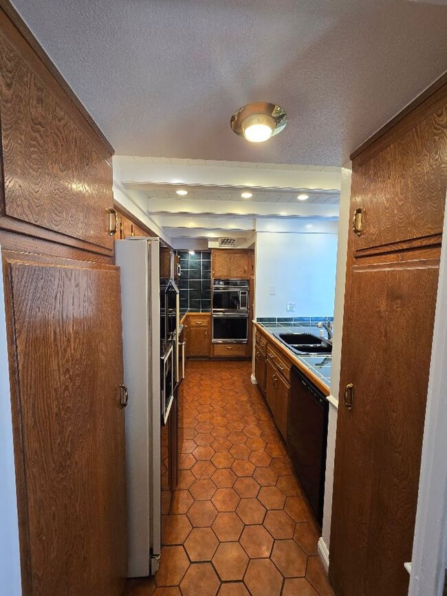 Building Photo - A Fabulous 3 Bedroom Townhome Centrally located.