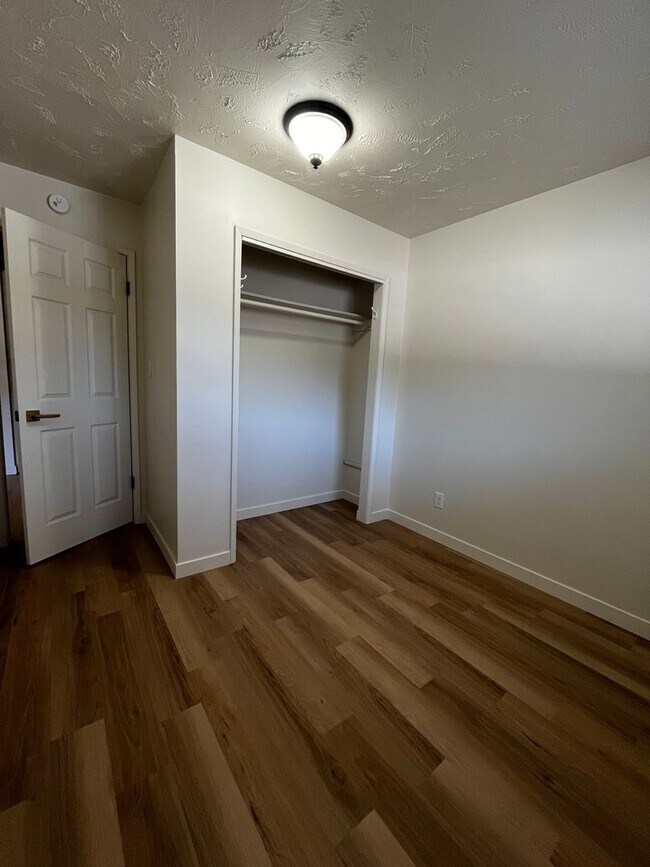 Building Photo - MAI516/518- Duplex