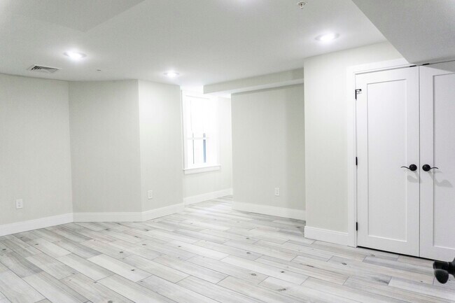 Building Photo - 71 Linden St