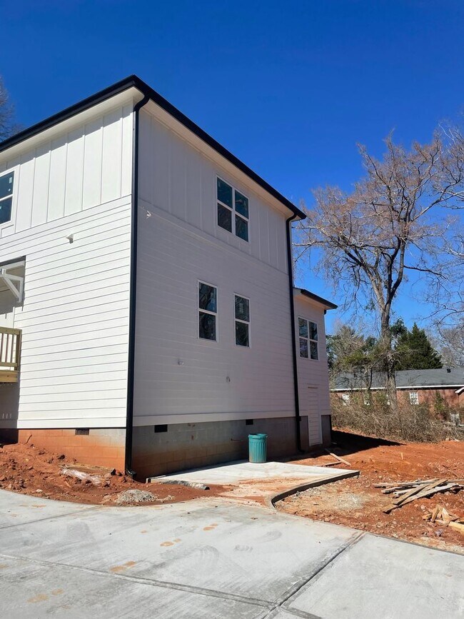 Building Photo - 755 Whitehall Rd