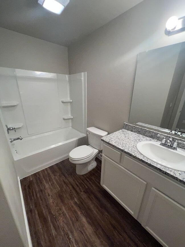 Building Photo - Available NOW! 3/2/1 Town Home