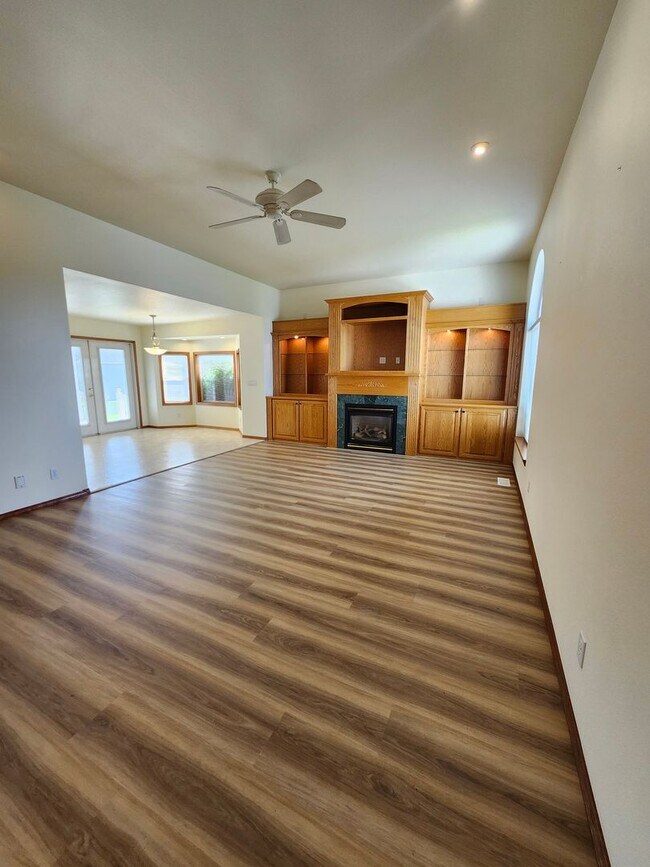 Building Photo - New Listing in a Beautiful Location in a Golf Community