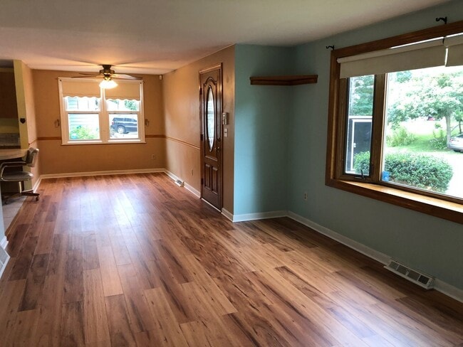 Building Photo - 9 Silver Birch Ave