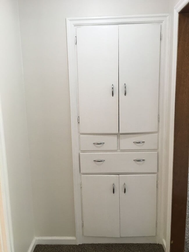 Building Photo - Adorable2 bedroom SE Portland home with 1/2 acre large backyard.