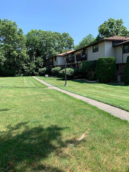 Building Photo - 18 Surrey Dr