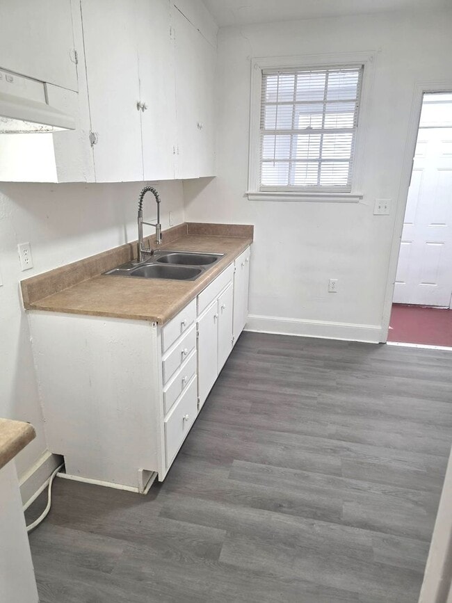 Building Photo - Two Bedroom Apt For Rent in Sumter SC! Two Weeks FREE!