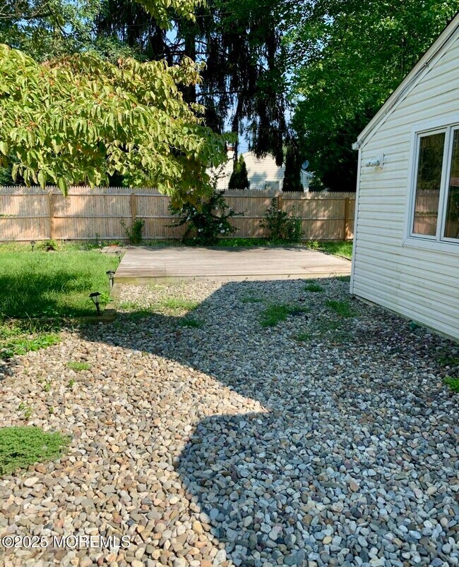 Building Photo - 10 Oakwood Drive