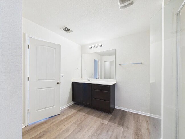Building Photo - 607 Luna Vista Dr