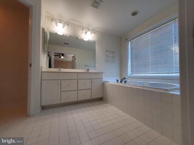 Building Photo - 13991 Tanners House Way