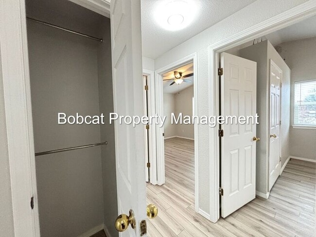 Building Photo - 2319 Blue Haven Ln