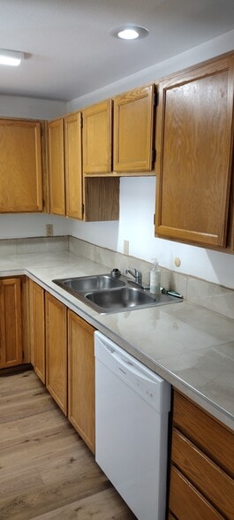 Building Photo - 423 Healy Ave S