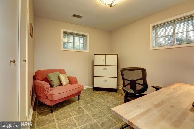 Building Photo - 3898 University Dr