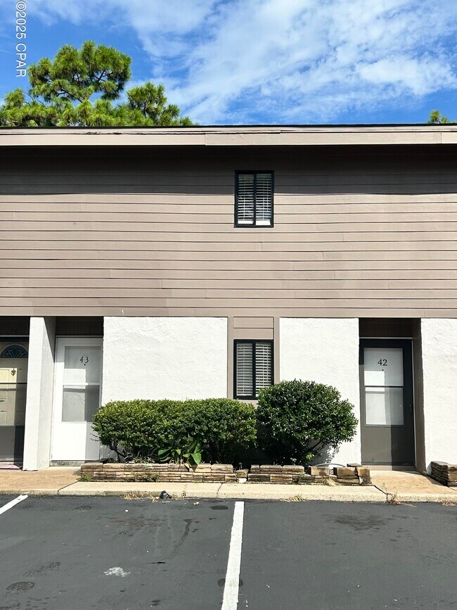 Primary Photo - 6901 N Lagoon Dr