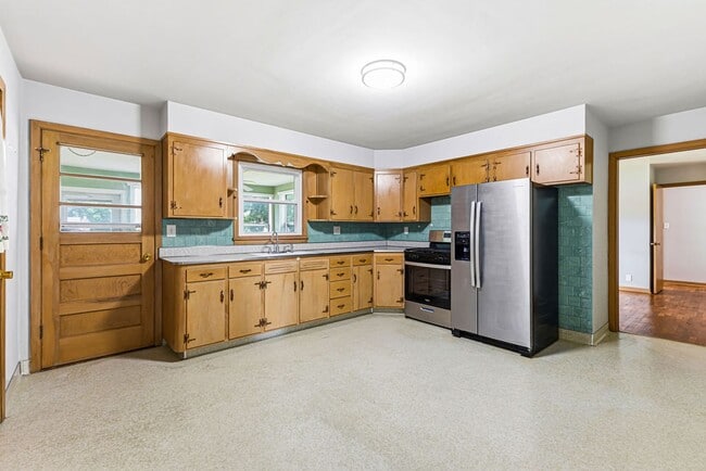 Building Photo - Remodeled 3-bedroom, 1-bath ranch with Attached Garage & Full Basement