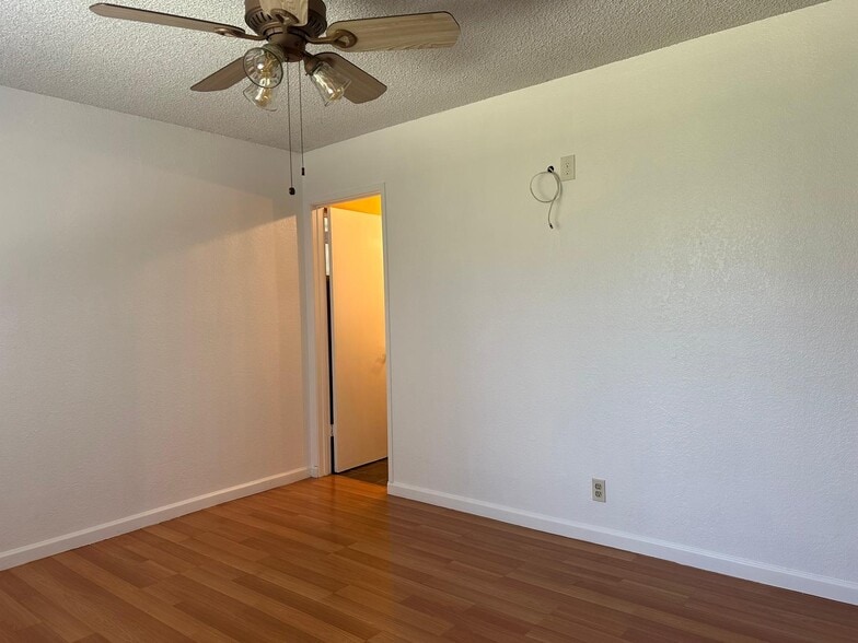 Building Photo - 115 Azalea Ct