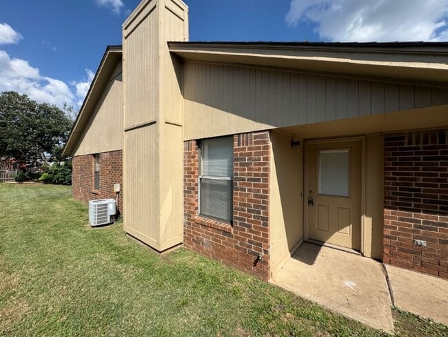 Building Photo - 2 bed, 2 baths and a 2 car garage duplex f...