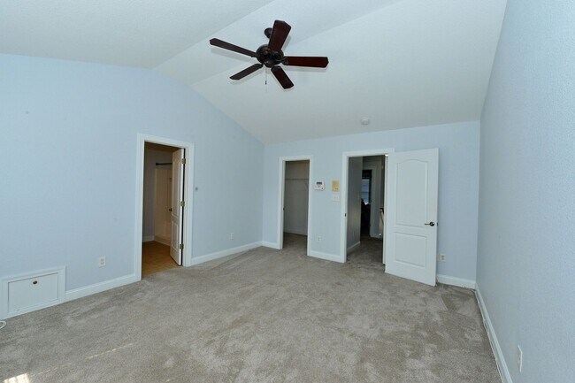 Building Photo - Beautiful Townhome/condo