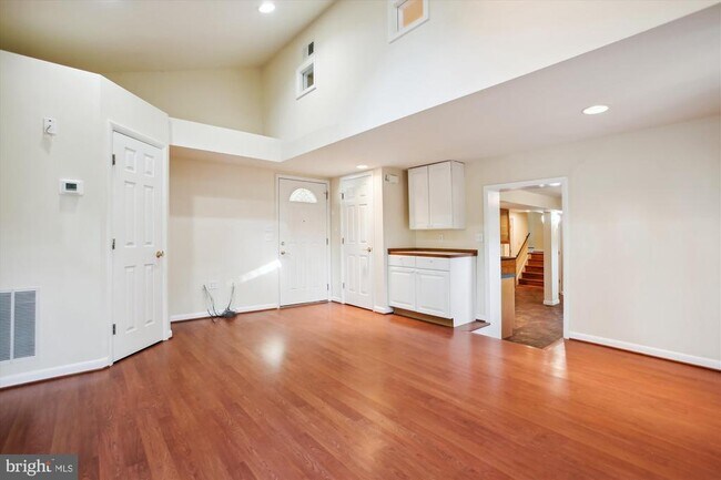 Building Photo - 8509 Cyrus Pl