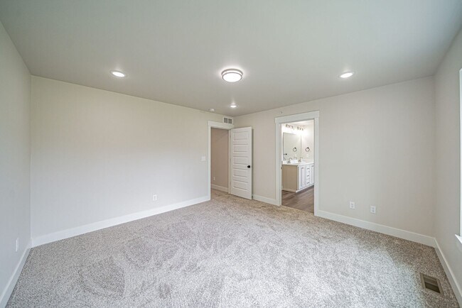 Building Photo - Beautiful 4-Bedroom Townhome for Rent off of Sunnyside in Idaho Falls