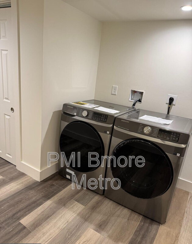 Building Photo - 2329 E Madison St