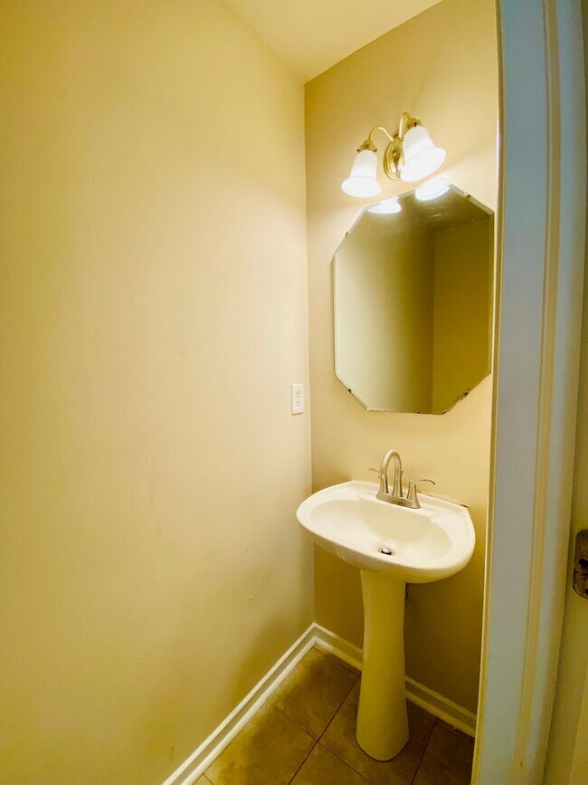 Building Photo - Beautiful and Spacious 3bdrm/2.5bth Home C...
