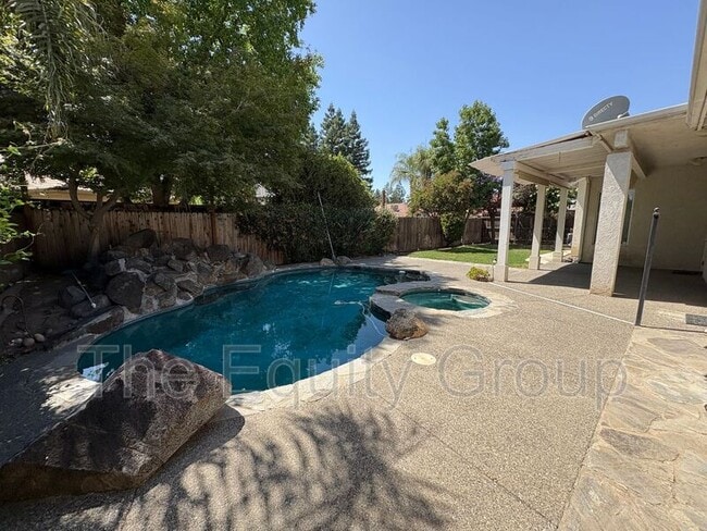 Building Photo - 2511 S Peppertree St