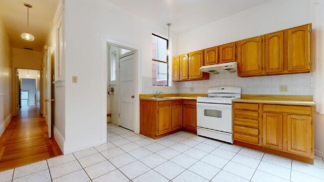 Building Photo - Bright Top-Floor 2BR / 1.5BA Apartment North of Panhandle & Next to Golden Gate Park