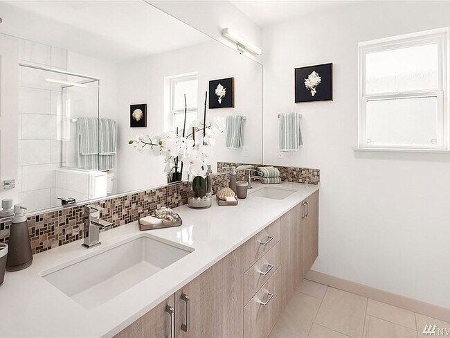 Building Photo - 1631 S King St