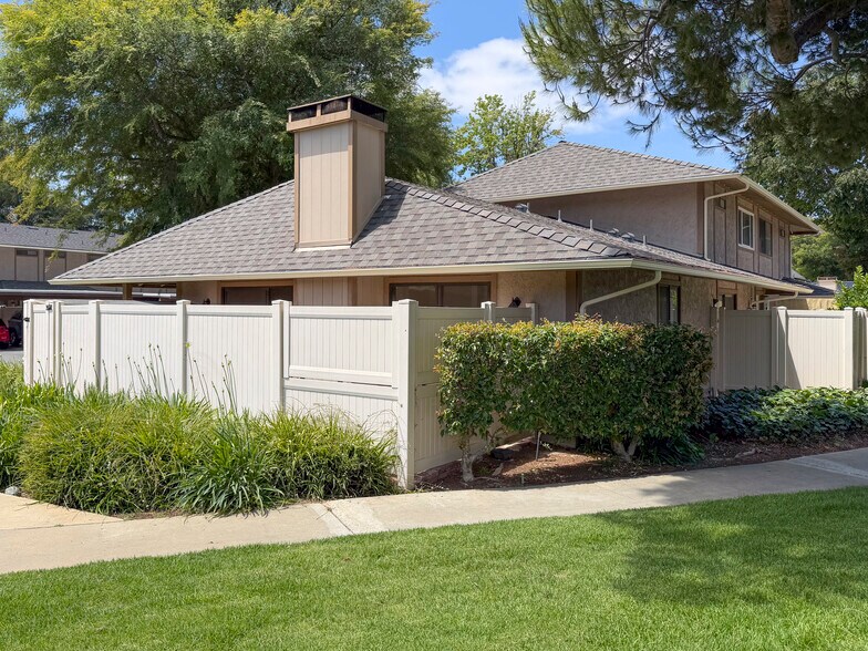 Building Photo - 28606 Conejo View Dr