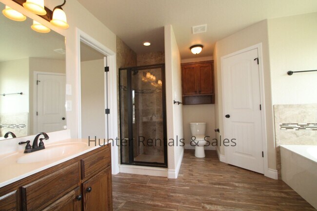 Building Photo - Cove Dream Home!
