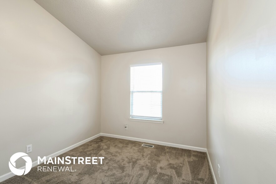 Building Photo - 3304-3305 5 Oaks Dr